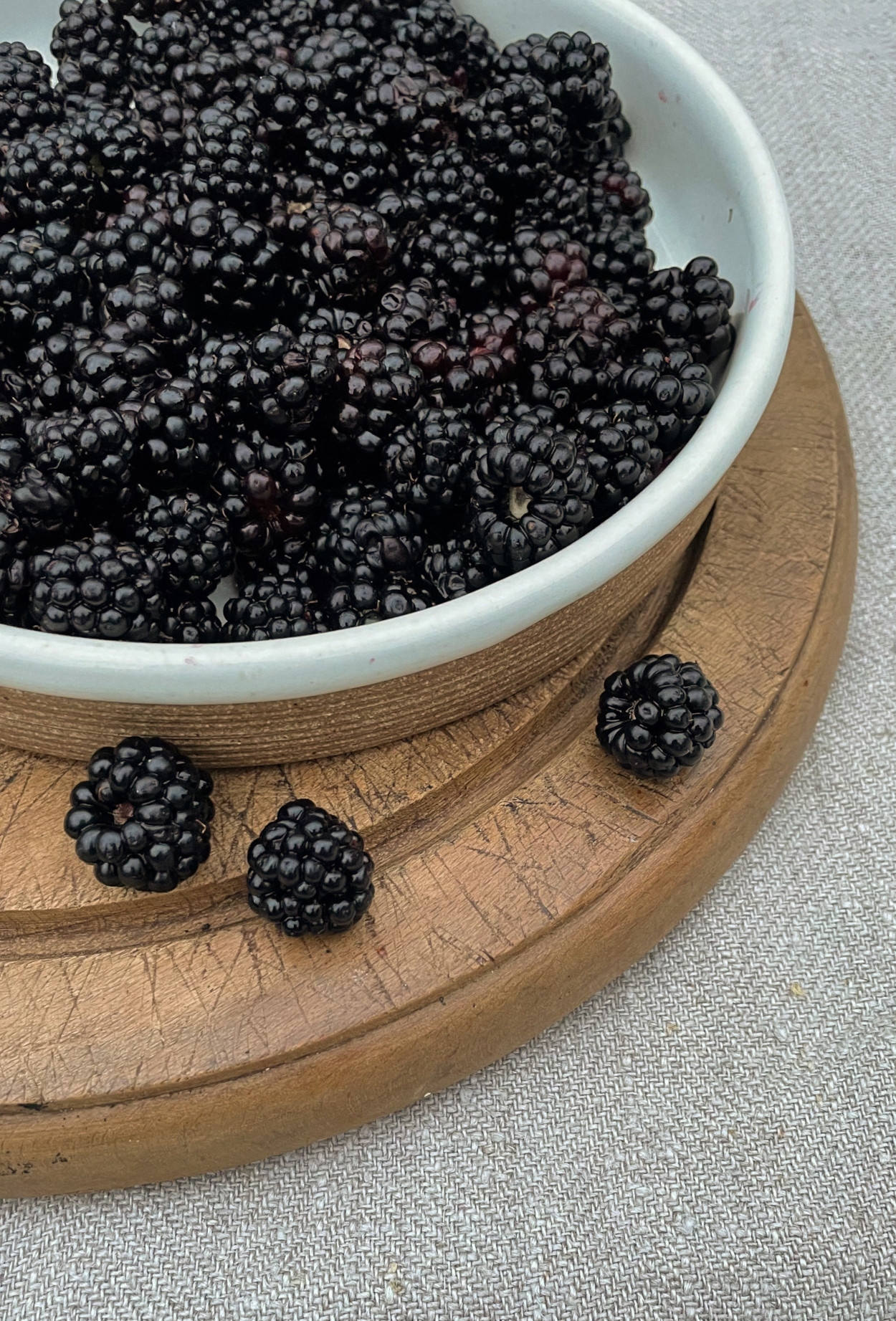 Blackberries in a bowl