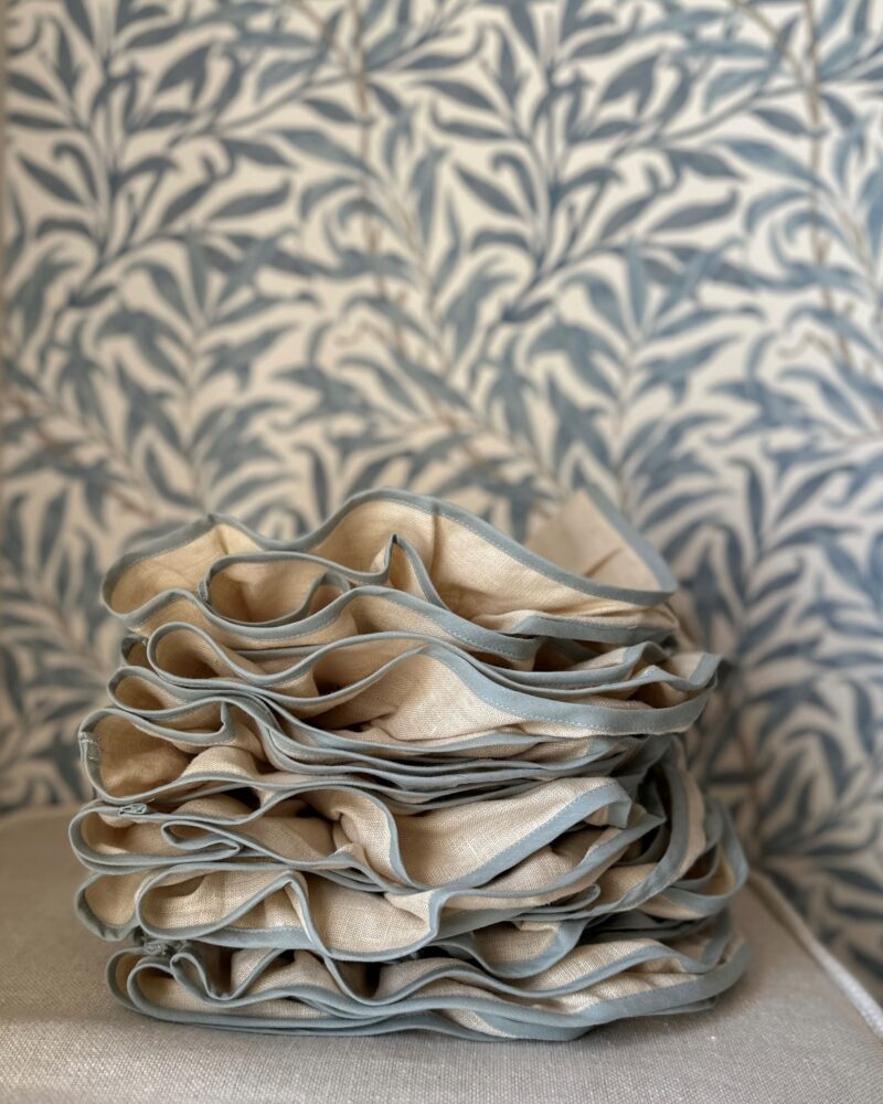 Blue border frilled linen napkins